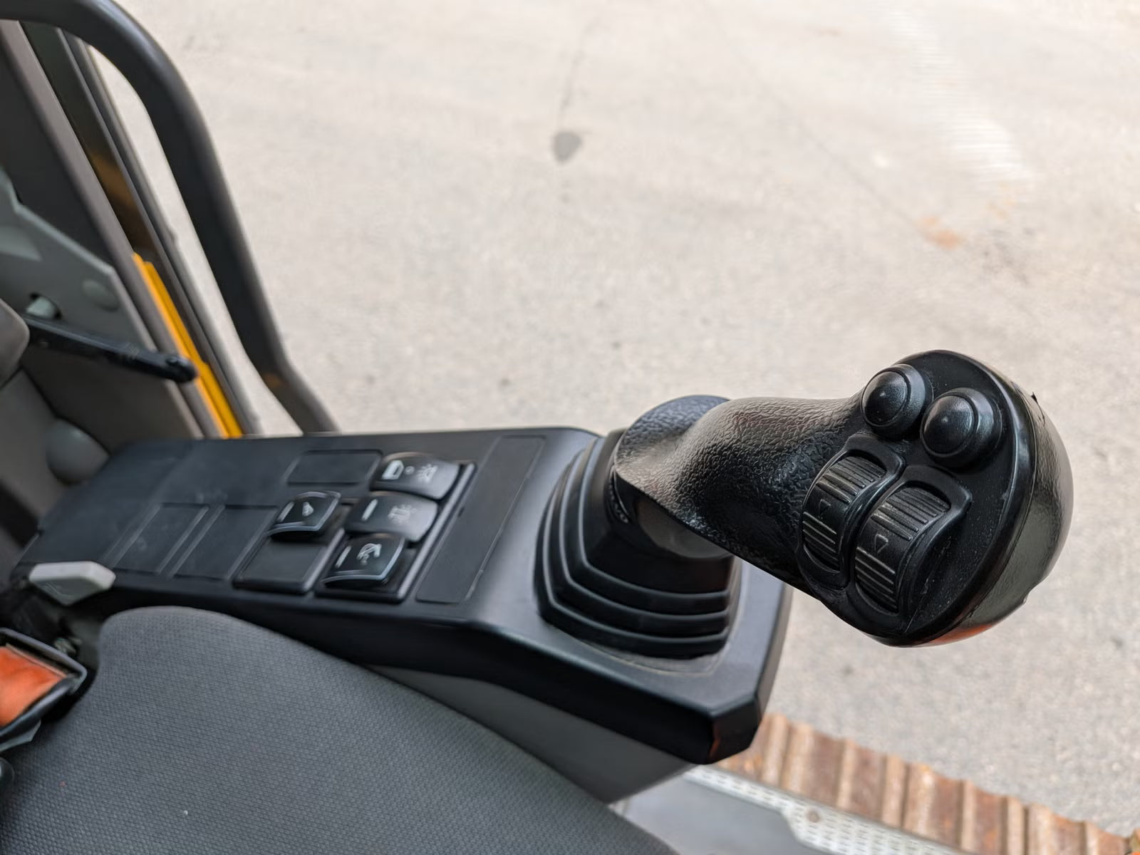Pelle Volvo EC200E