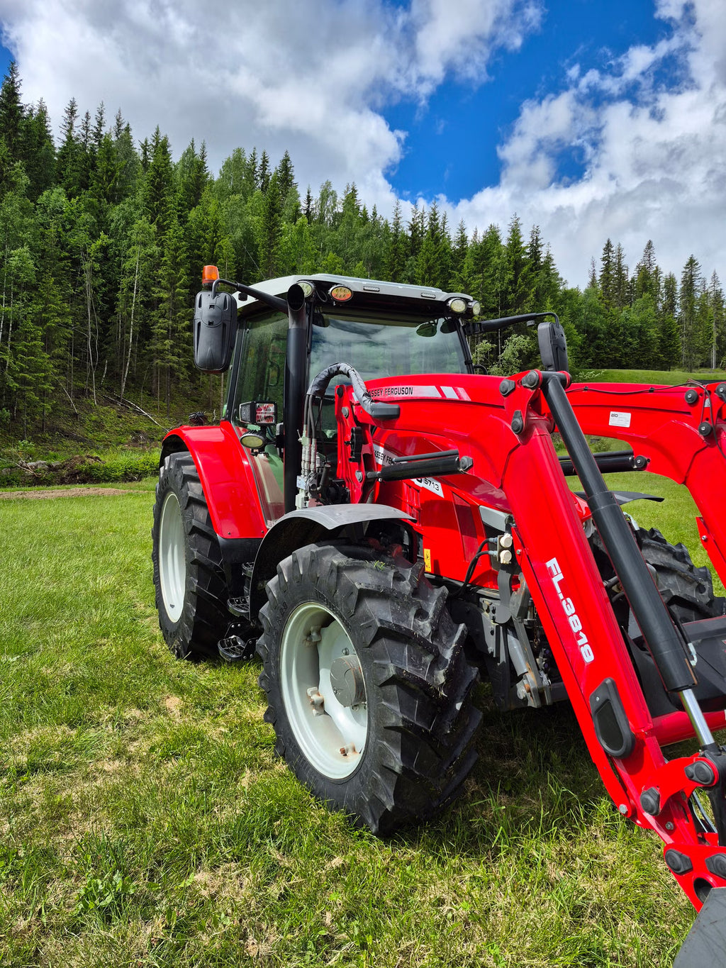 Trator Massey Ferguson 5713S 2018