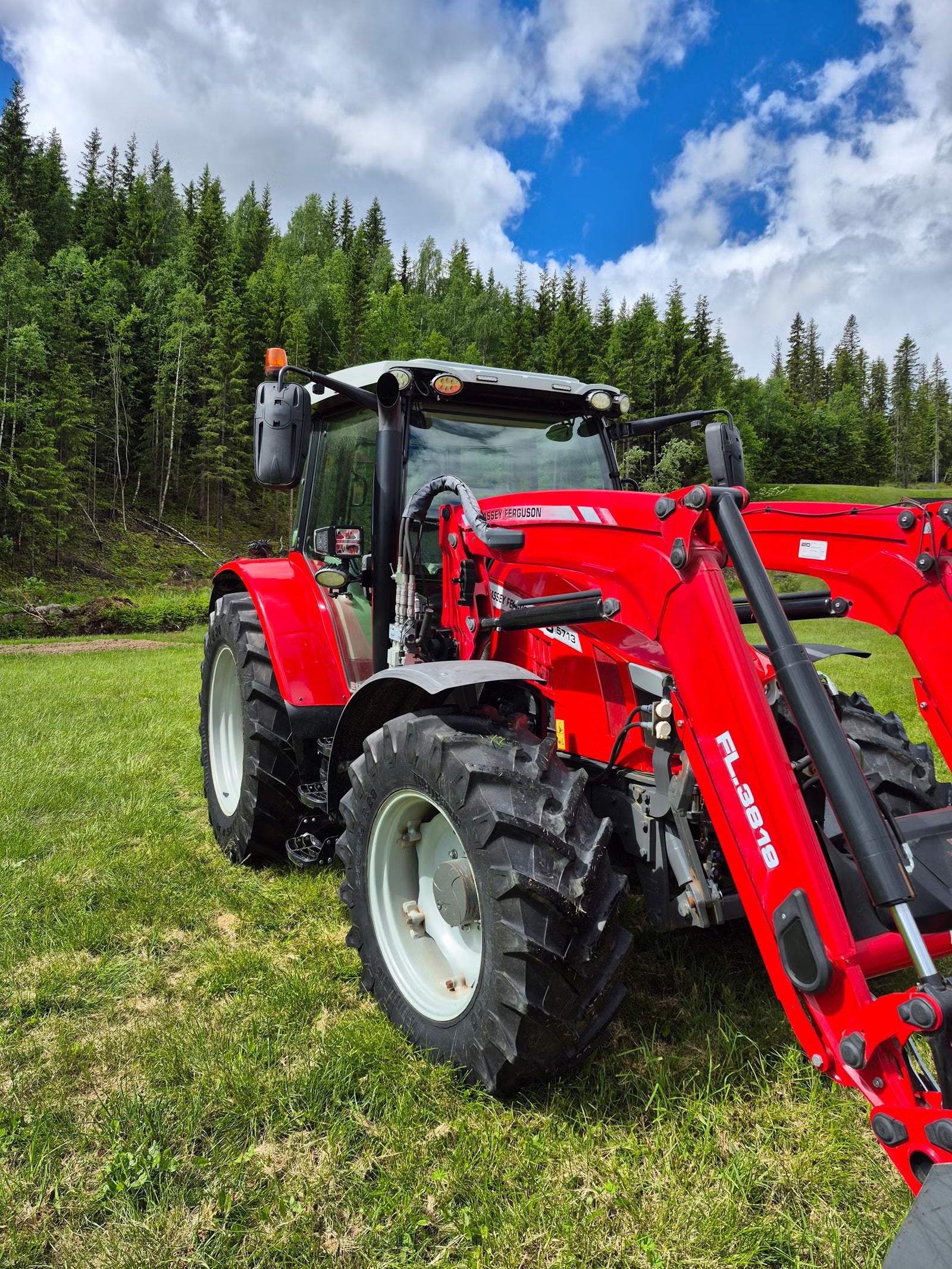 Trator Massey Ferguson 5713S 2018