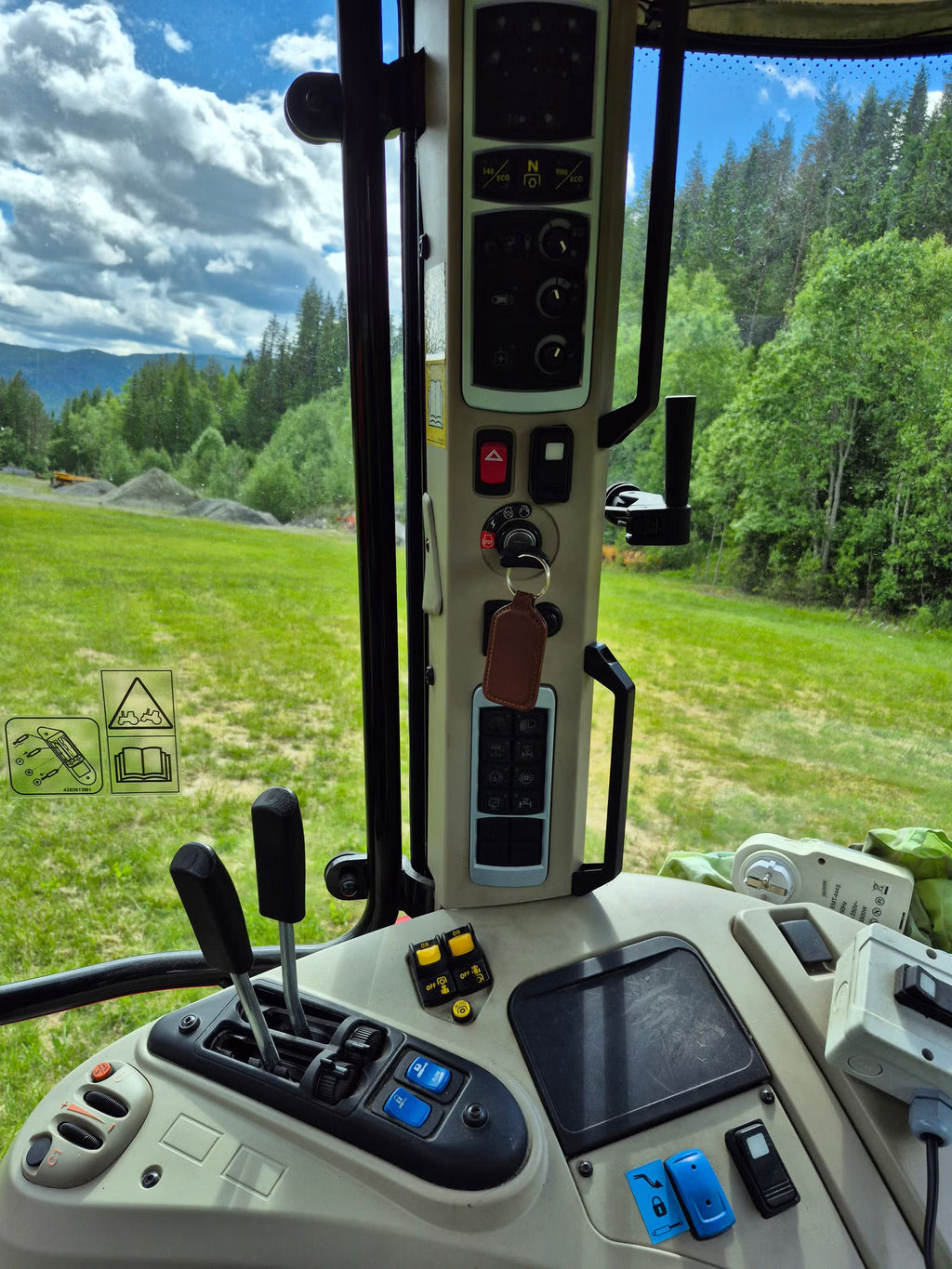 Trator Massey Ferguson 5713S 2018
