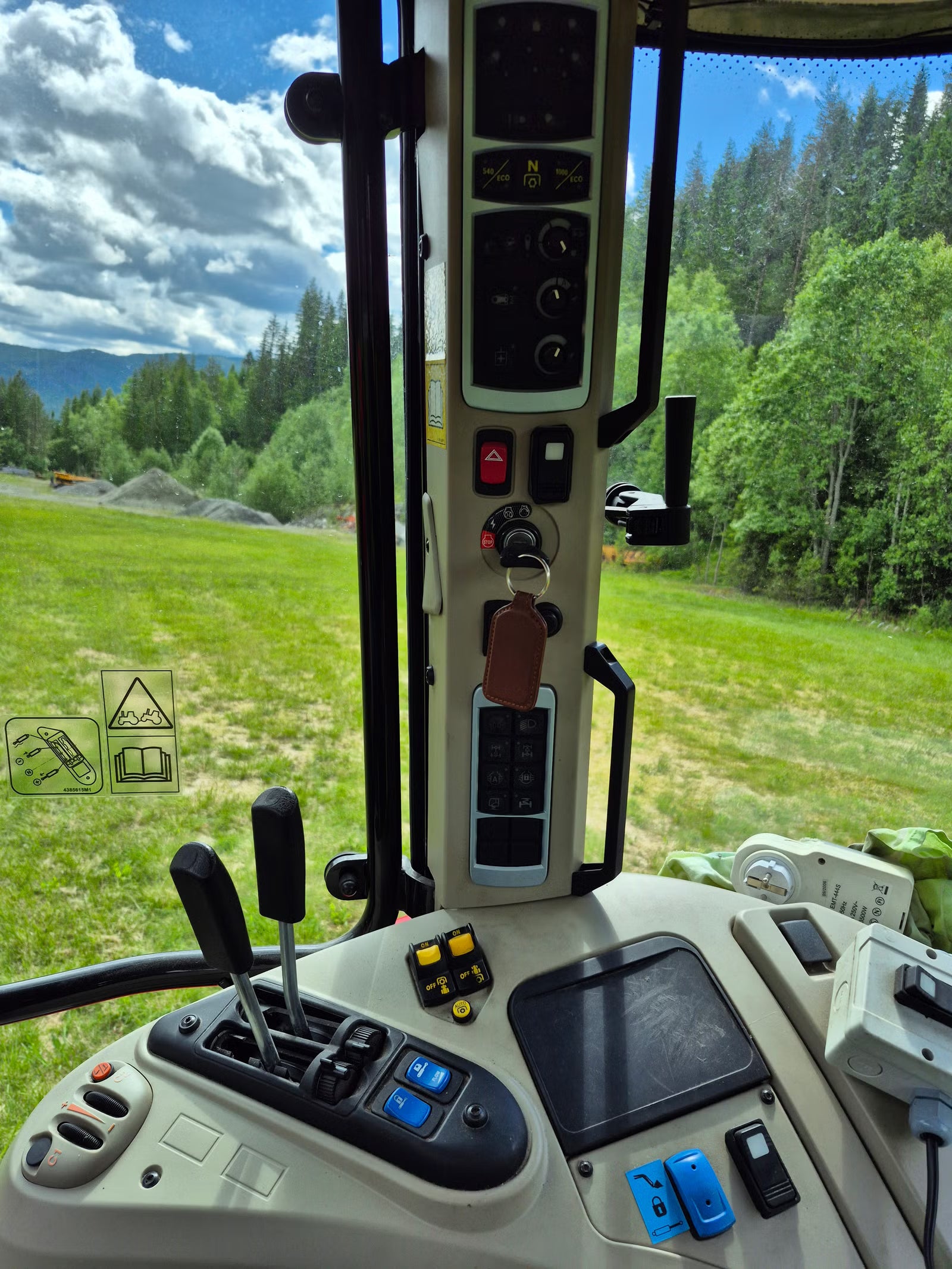 Trator Massey Ferguson 5713S 2018