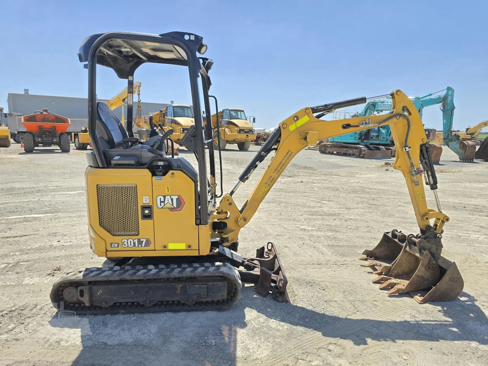Mini Pelle Caterpillar 301.7CR 1,8 T + 3 godets + Remorque