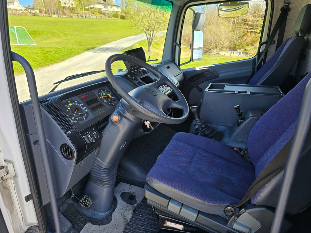 Camion Mercedes-Benz 818