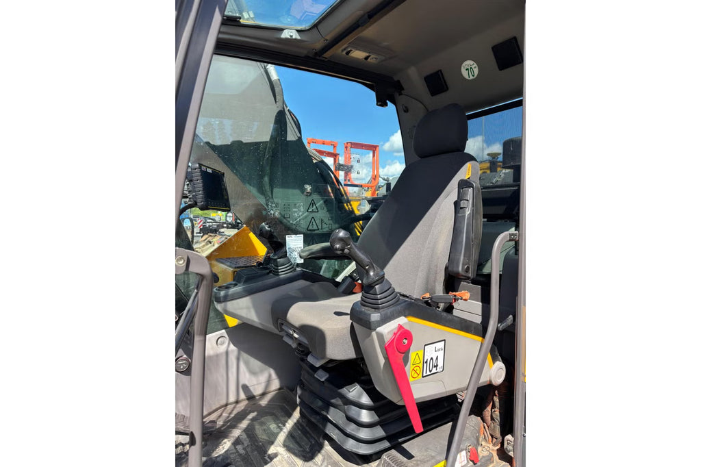 Pelle Volvo EC300EL