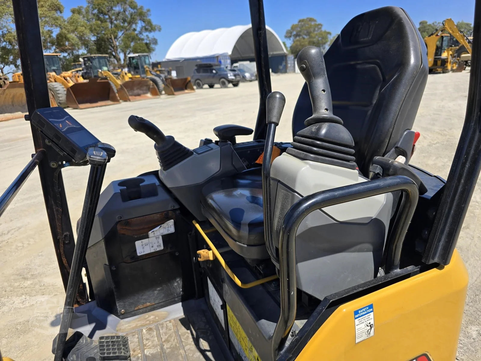 Mini Pelle Caterpillar 301.7CR 1,8 T + 3 godets + Remorque