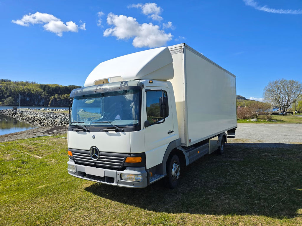 Camion Mercedes-Benz 818