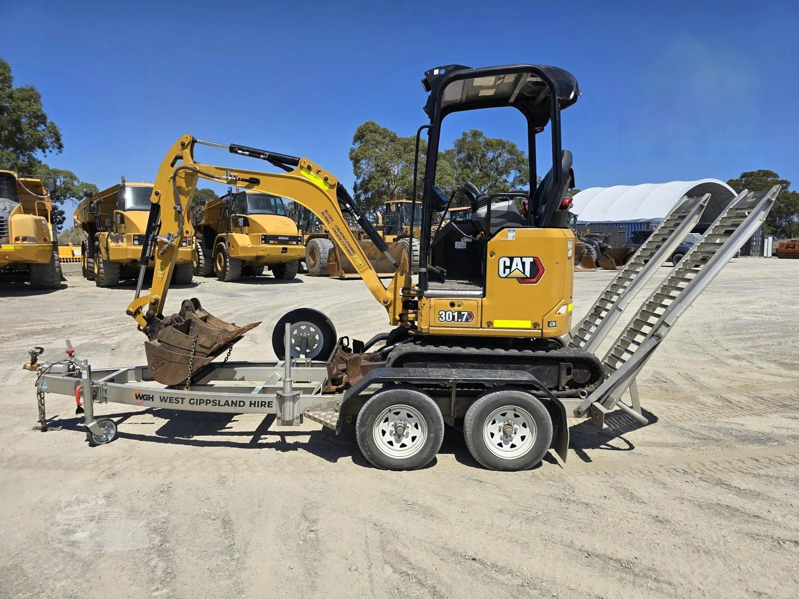 Mini Pelle Caterpillar 301.7CR 1,8 T + 3 godets + Remorque