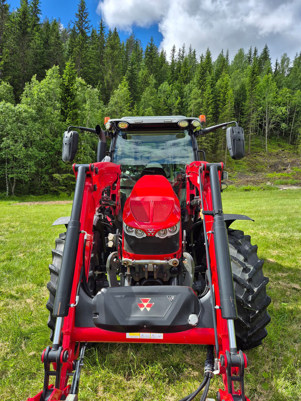 Trator Massey Ferguson 5713S 2018