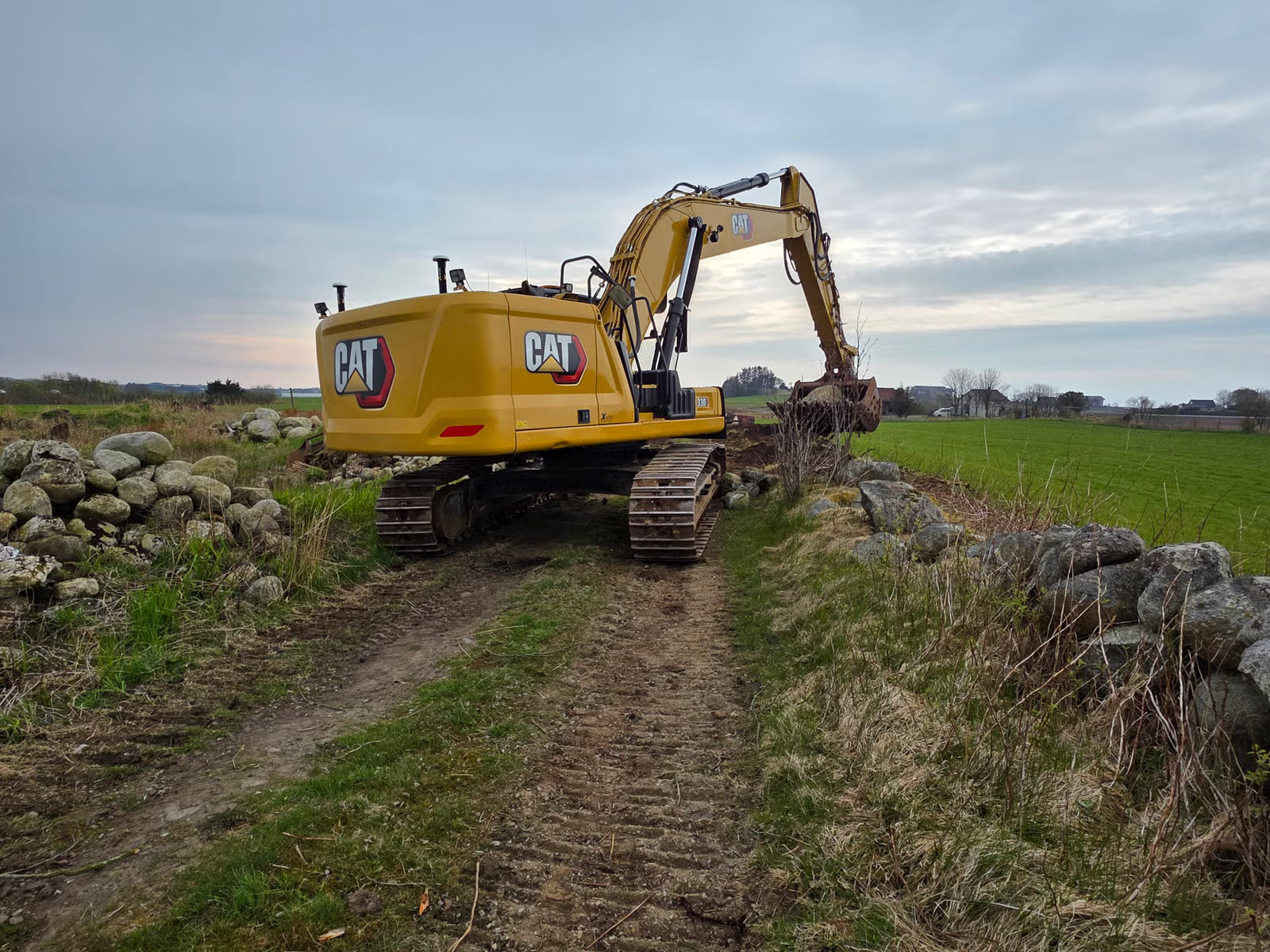 Pelle Cat 330 NG + Radiocommande