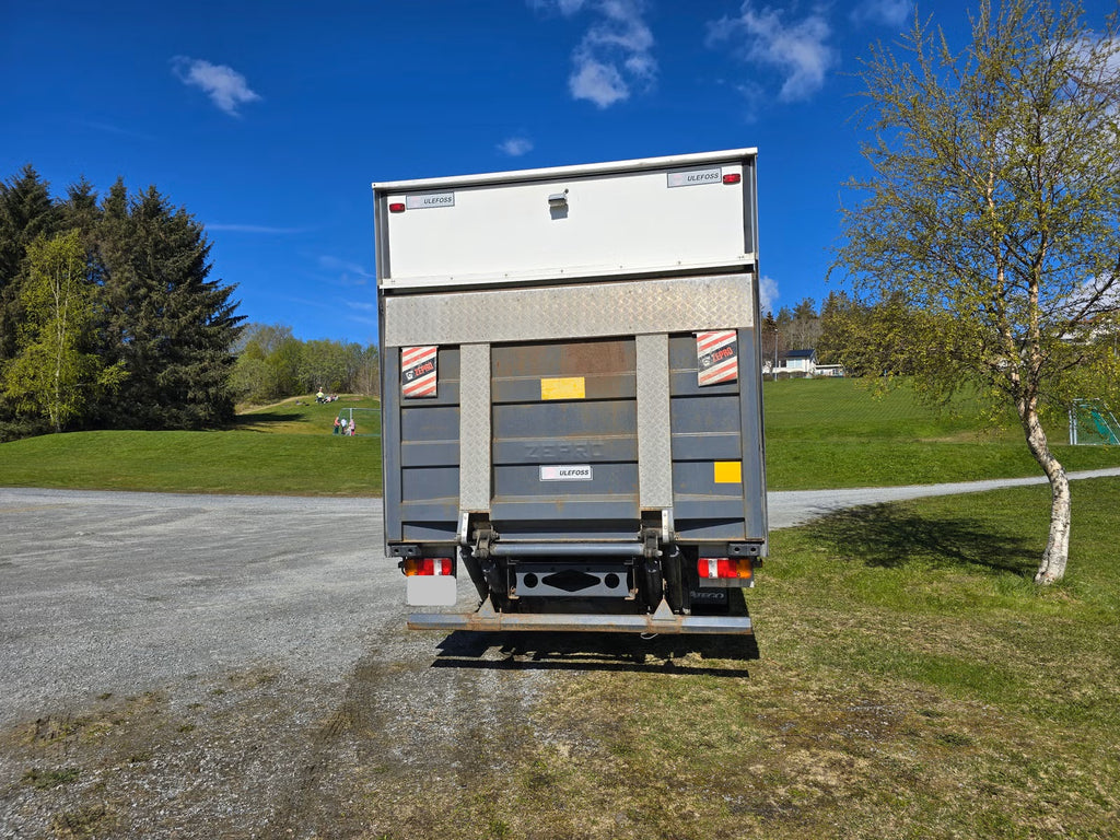 Camion Mercedes-Benz 818