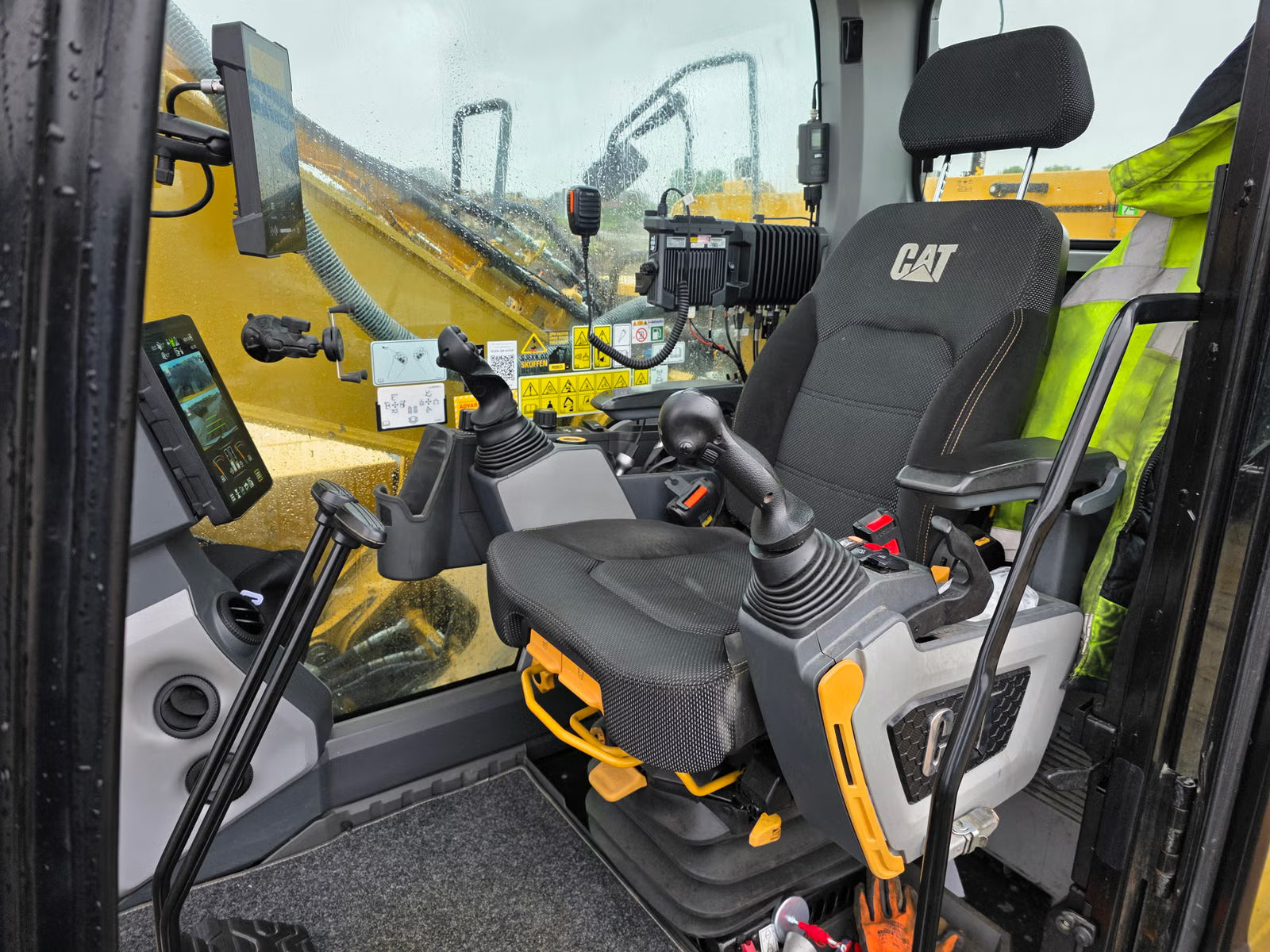 Pelle Cat 330 NG + Radiocommande