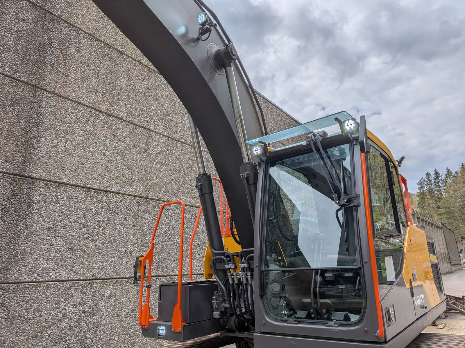 Pelle Volvo EC200E