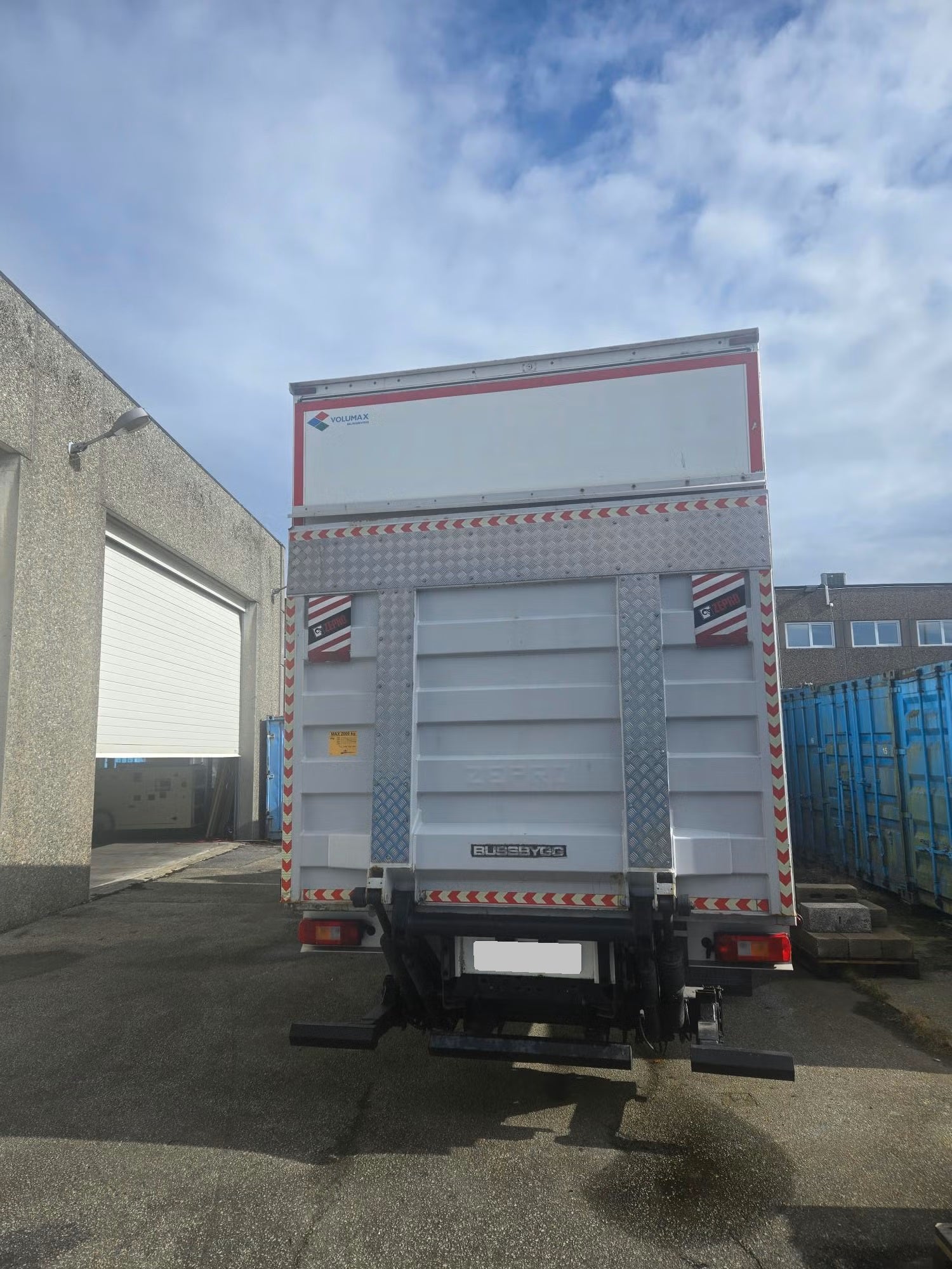 Camion Volvo FM330 4x2 - Ouverture latérale complète