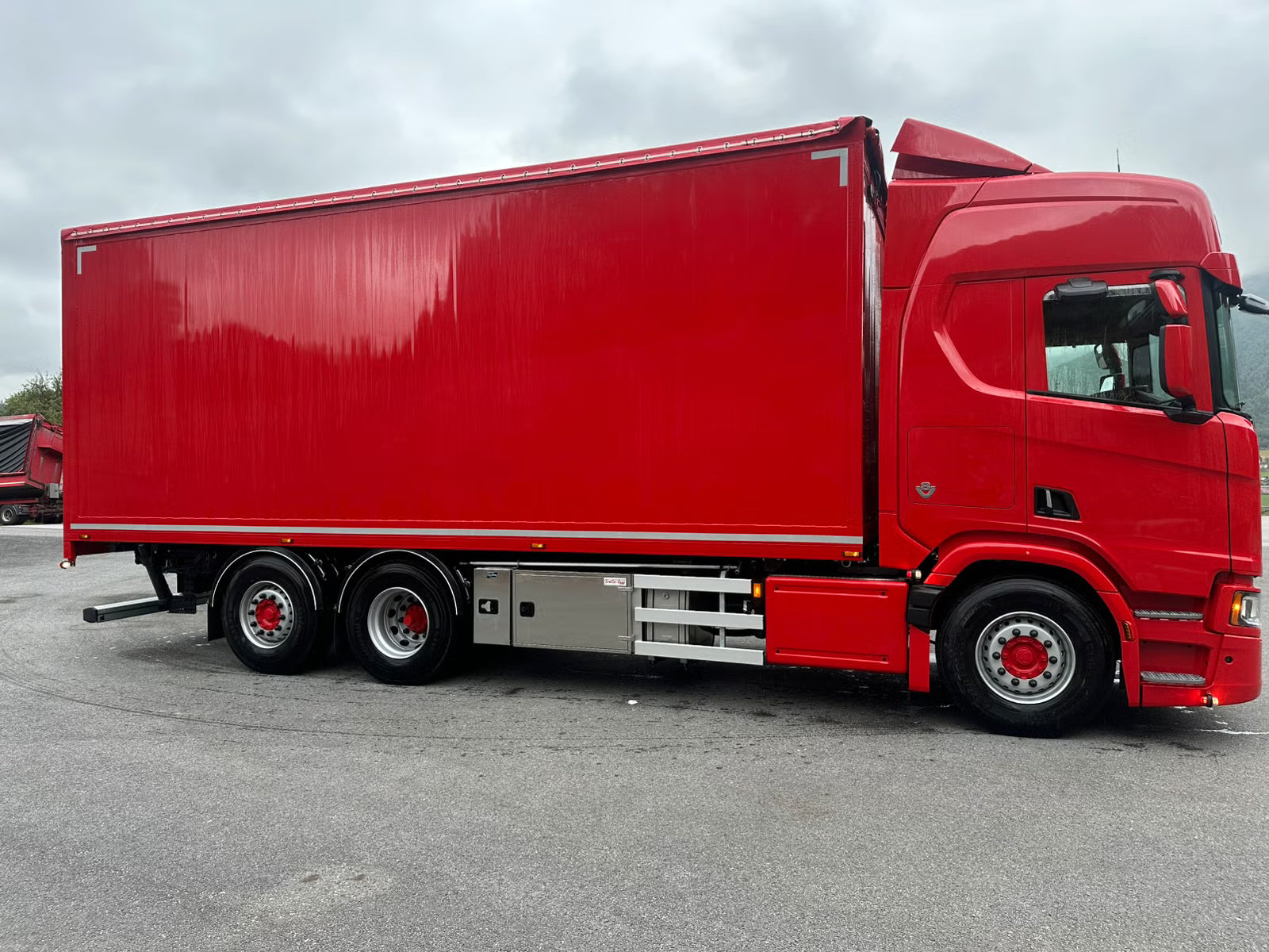Camion à copeaux de bois Scania R590