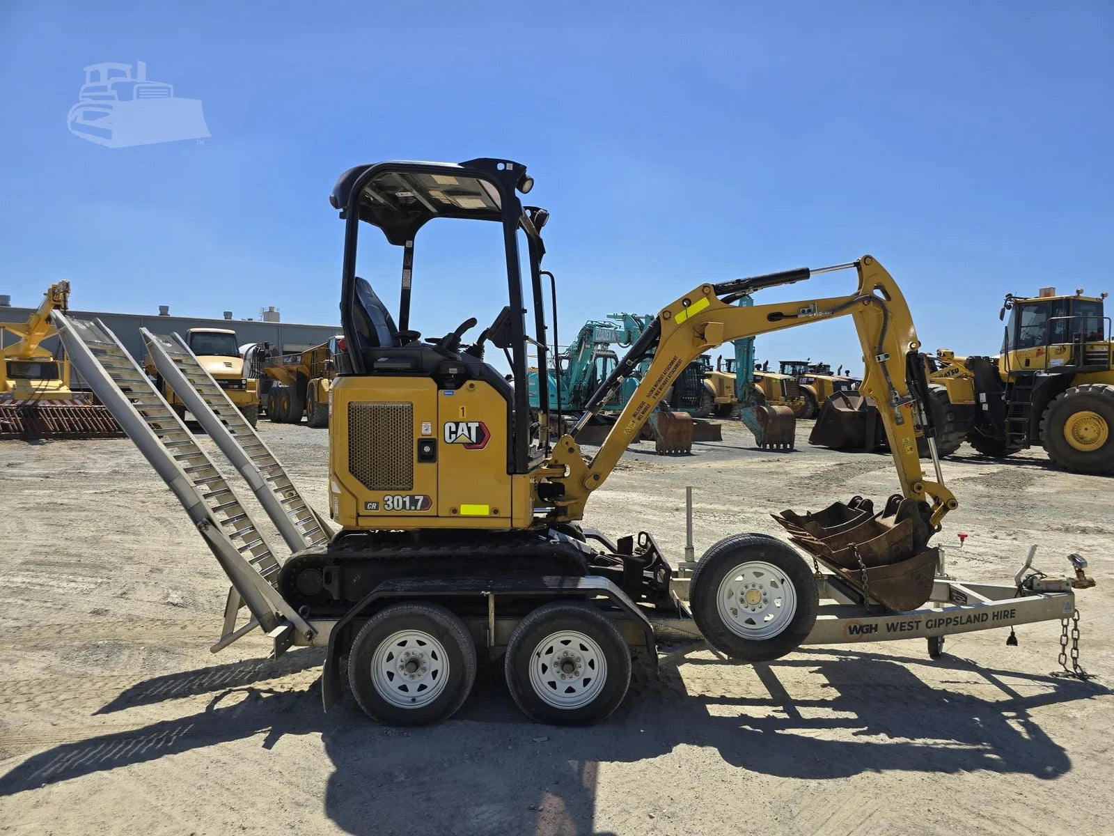 Mini Pelle Caterpillar 301.7CR 1,8 T + 3 godets + Remorque
