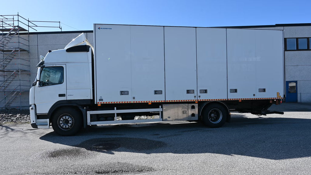 Camion Volvo FM330 4x2 - Ouverture latérale complète