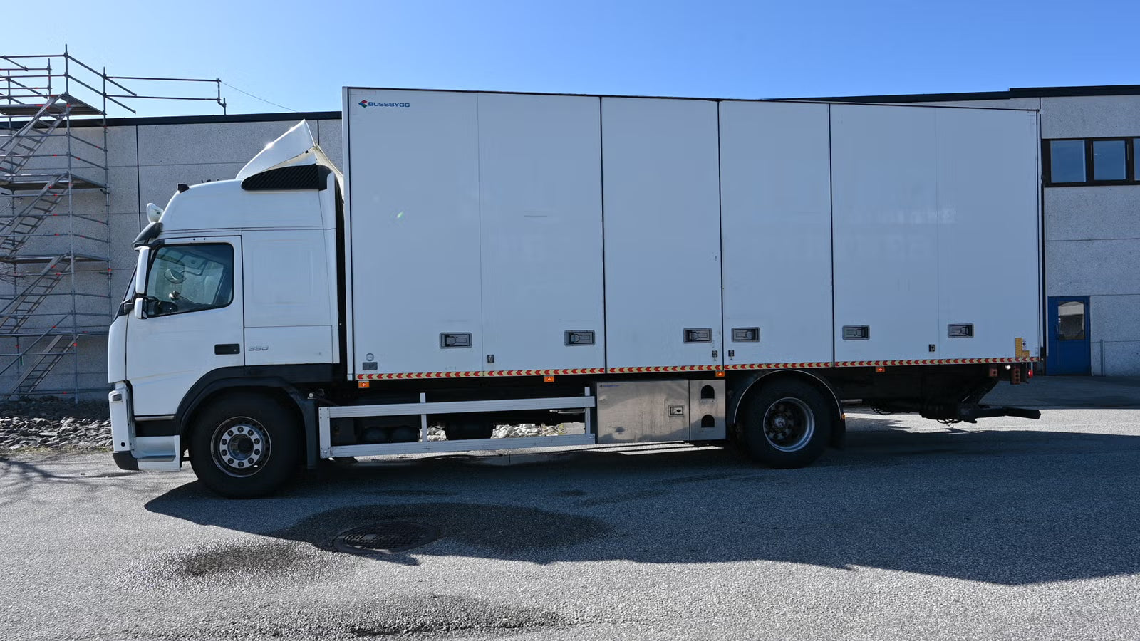 Camion Volvo FM330 4x2 - Ouverture latérale complète