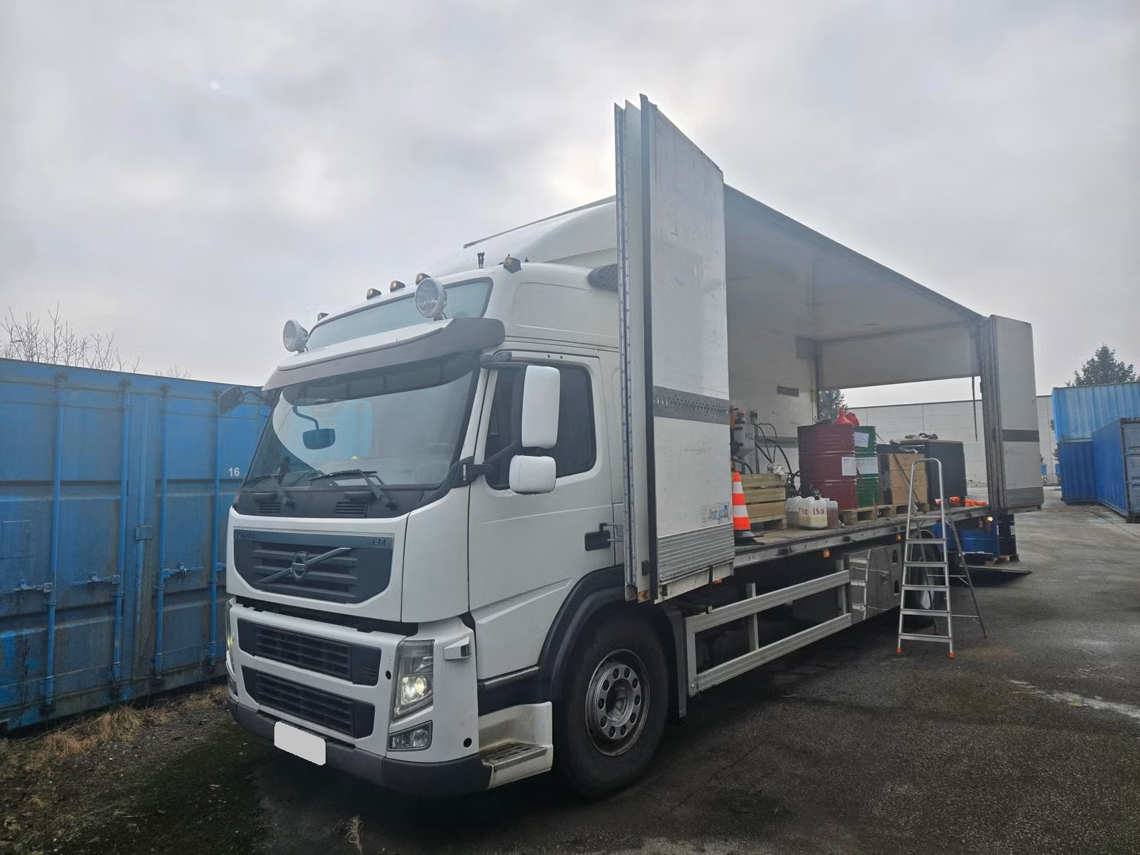 Camion Volvo FM330 4x2 - Ouverture latérale complète