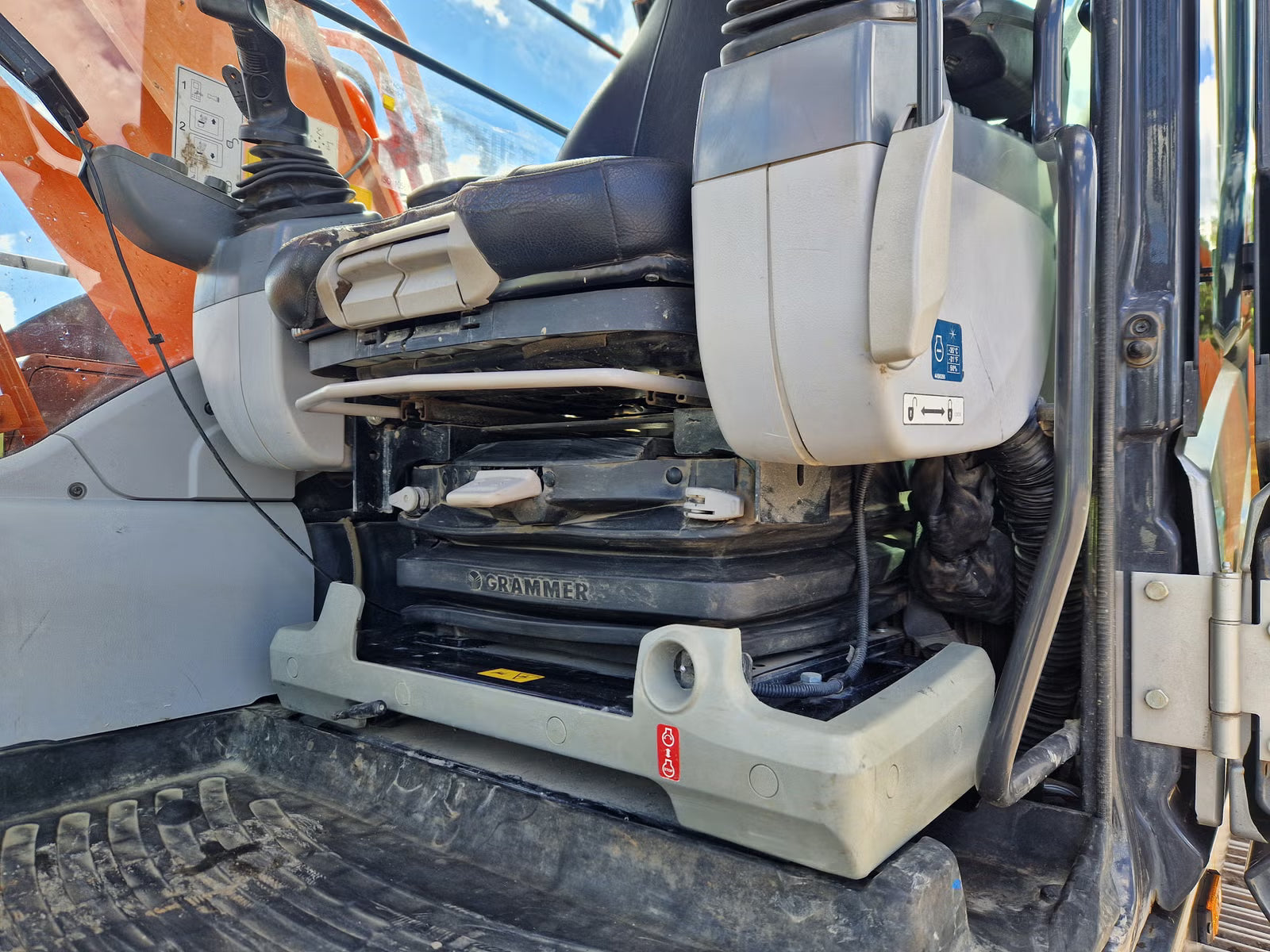 Pelle Hitachi ZX210LC-6
