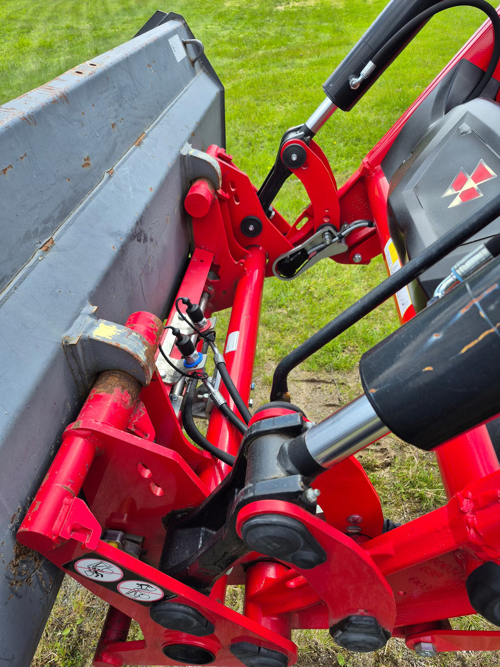 Trator Massey Ferguson 5713S 2018