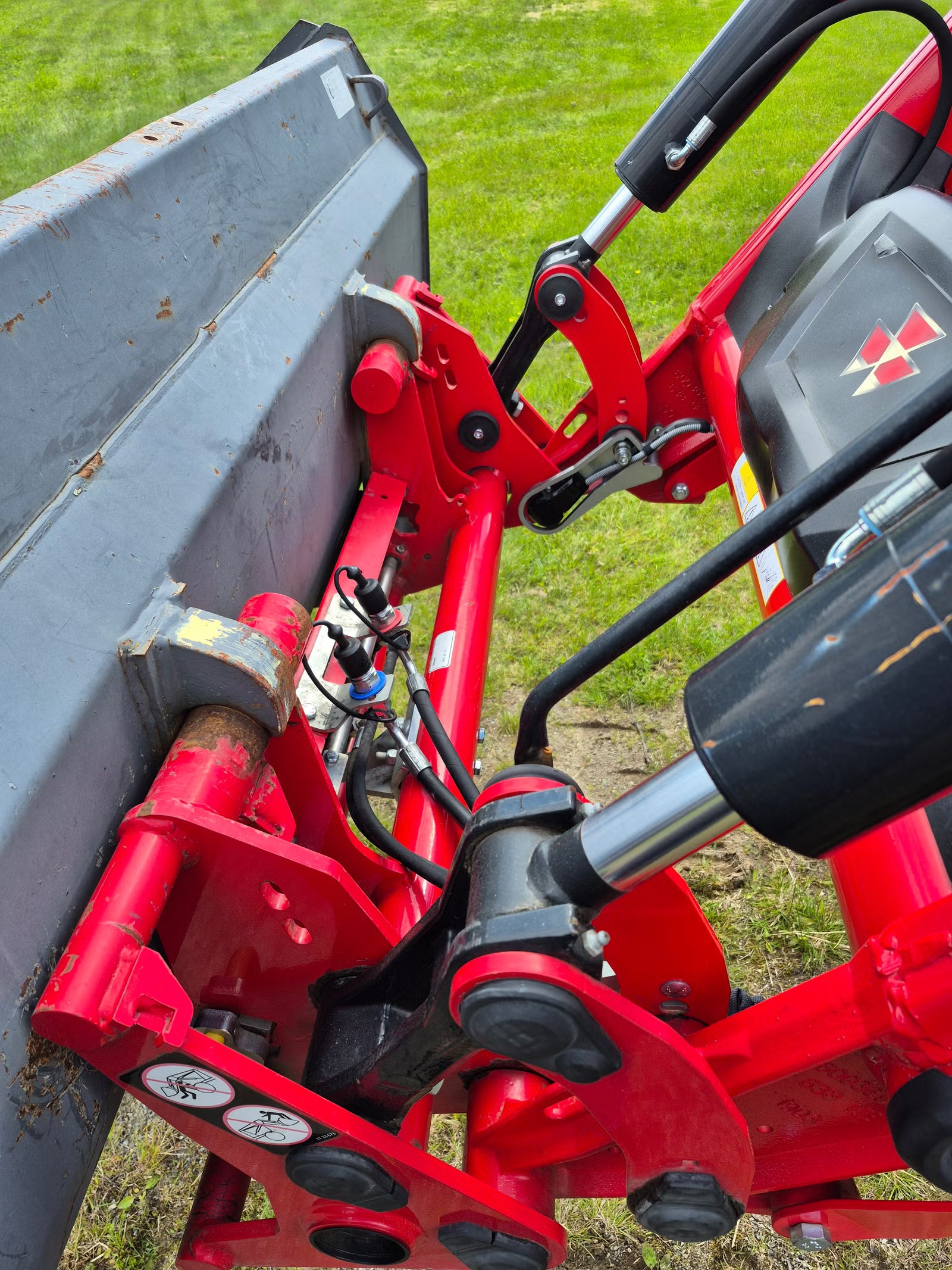 Trator Massey Ferguson 5713S 2018