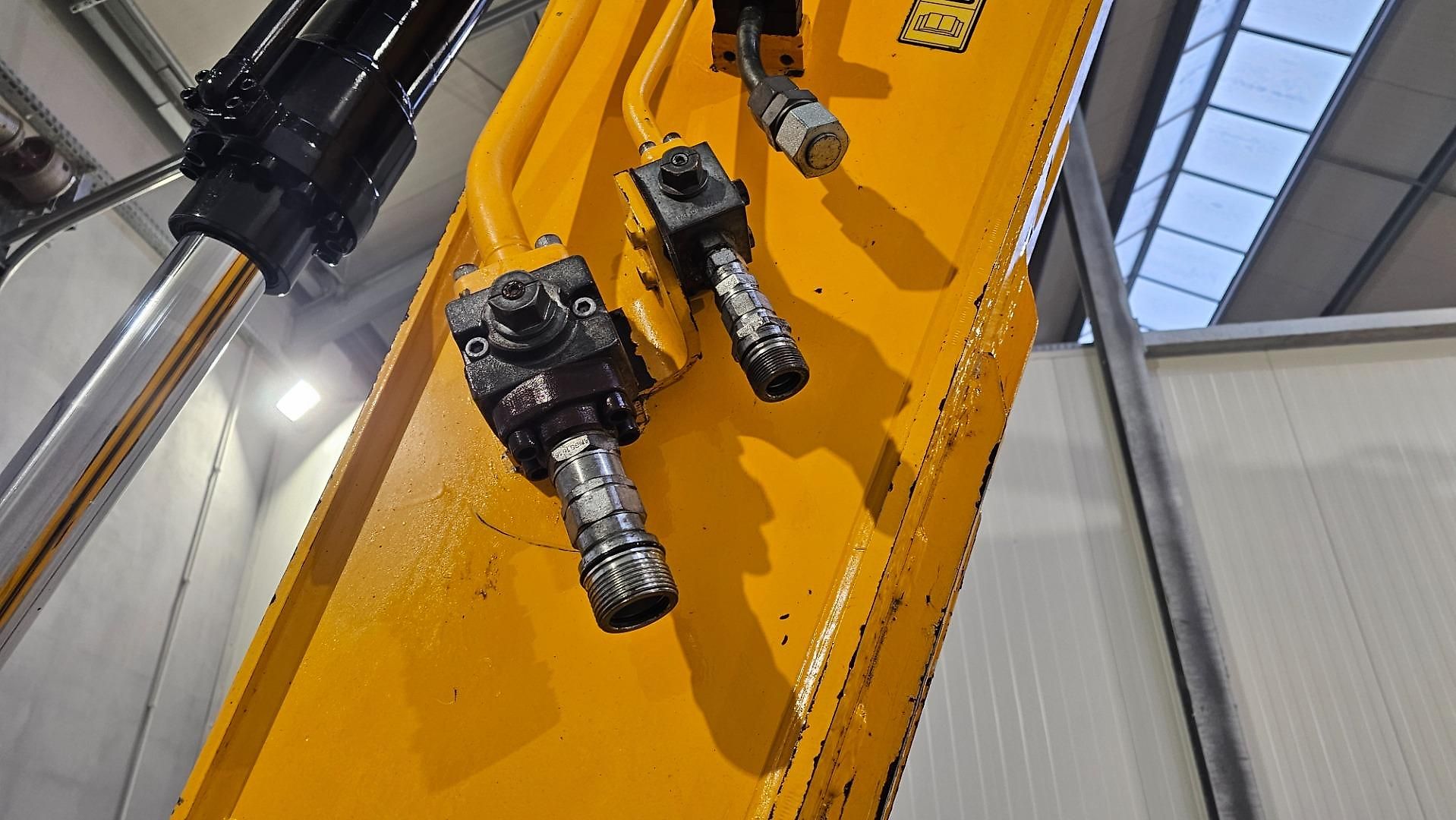 Pelle JCB 220X
