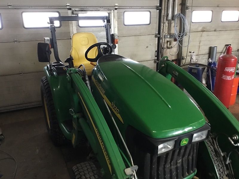 Tracteur John Deere 3320