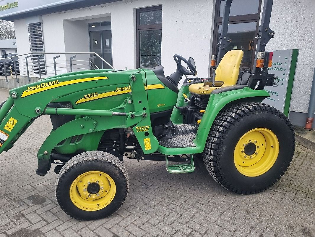 Tracteur John Deere 3320