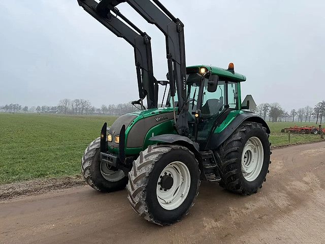 Tracteur Valtra C110 avec chargeur frontal