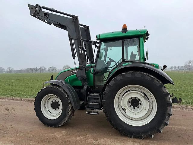 Tracteur Valtra C110 avec chargeur frontal