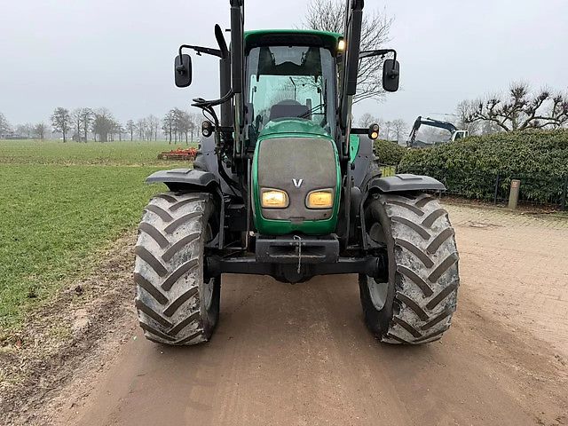 Tracteur Valtra C110 avec chargeur frontal