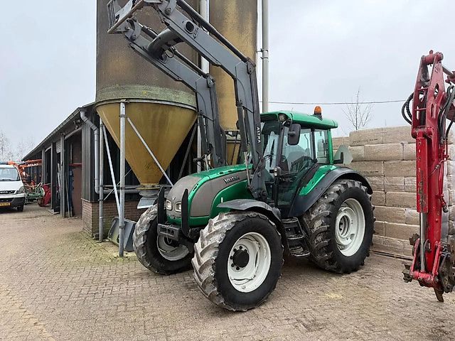 Tracteur Valtra C110 avec chargeur frontal