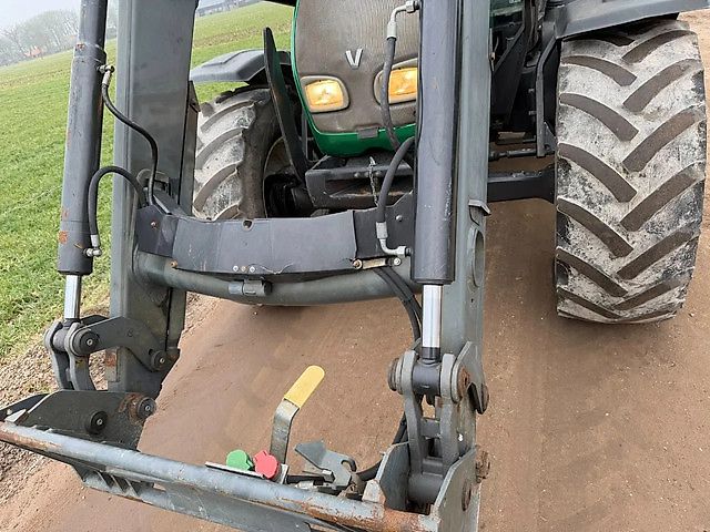 Tracteur Valtra C110 avec chargeur frontal