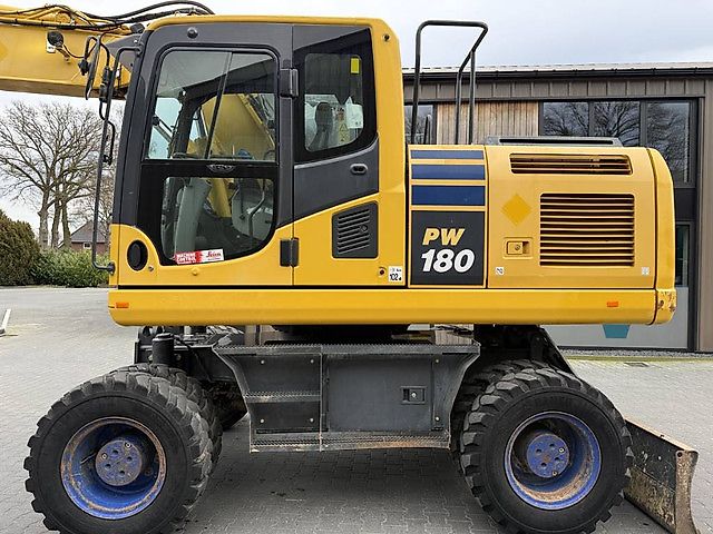 Pelle Komatsu PW180-10 + OilQuick OQ70-55