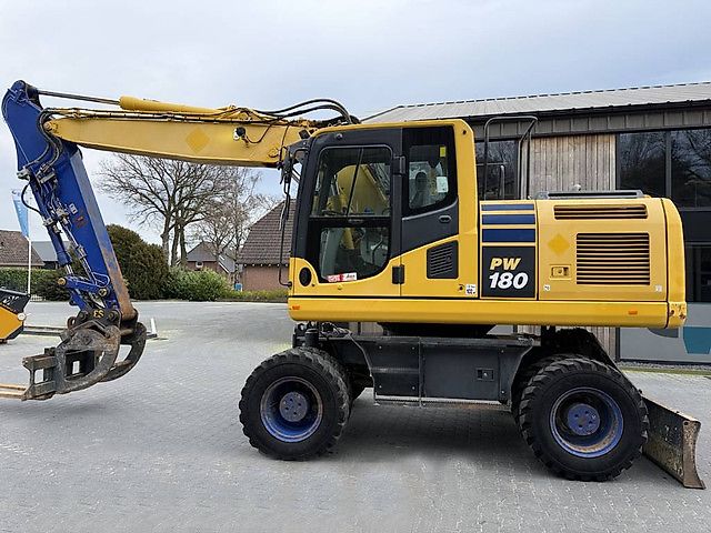 Pelle Komatsu PW180-10 + OilQuick OQ70-55