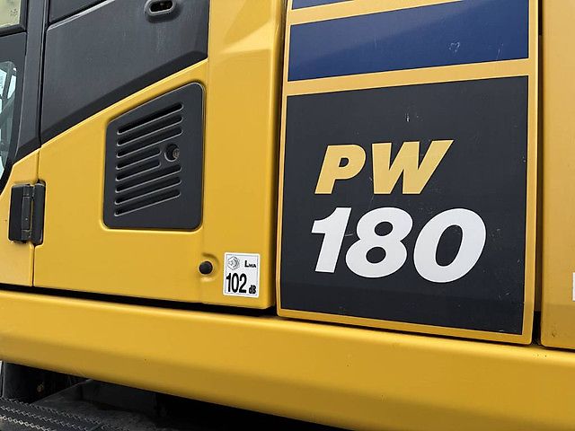 Pelle Komatsu PW180-10 + OilQuick OQ70-55