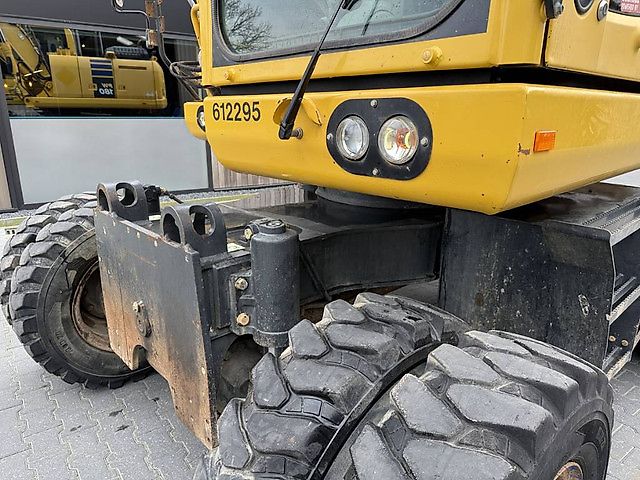 Pelle Komatsu PW180-10 + OilQuick OQ70-55