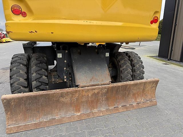 Pelle Komatsu PW180-10 + OilQuick OQ70-55
