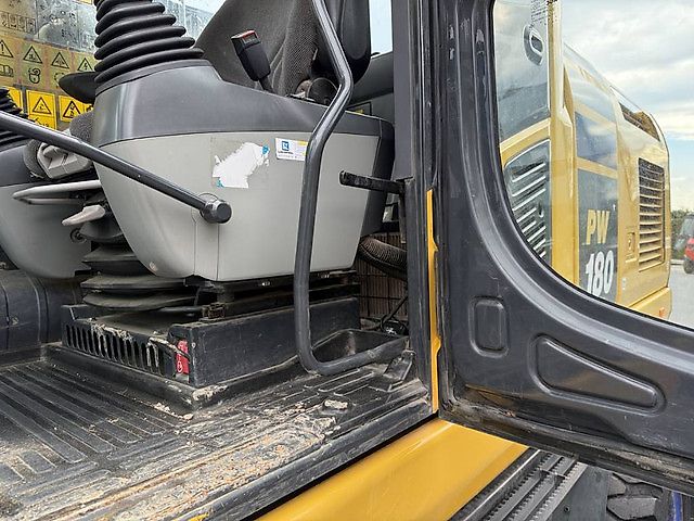 Pelle Komatsu PW180-10 + OilQuick OQ70-55