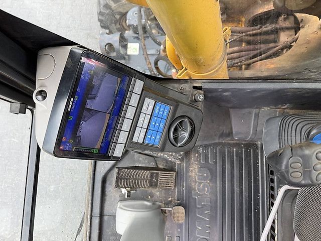 Pelle Komatsu PW180-10 + OilQuick OQ70-55