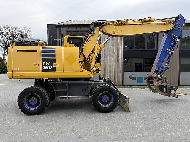 Pelle Komatsu PW180-10 + OilQuick OQ70-55