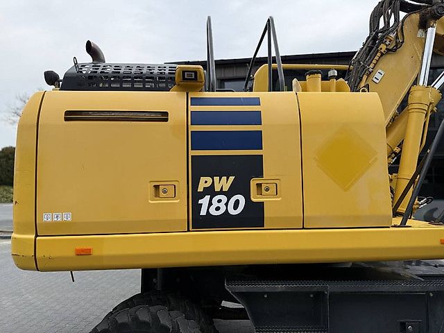 Pelle Komatsu PW180-10 + OilQuick OQ70-55