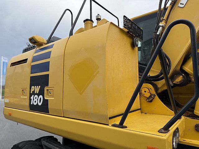Pelle Komatsu PW180-10 + OilQuick OQ70-55