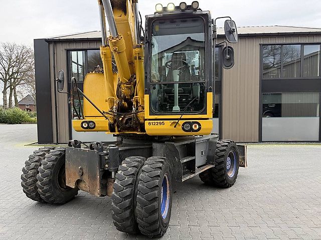 Pelle Komatsu PW180-10 + OilQuick OQ70-55
