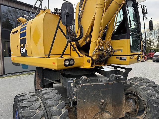 Pelle Komatsu PW180-10 + OilQuick OQ70-55