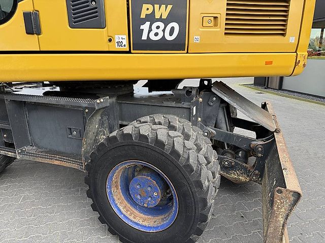 Pelle Komatsu PW180-10 + OilQuick OQ70-55