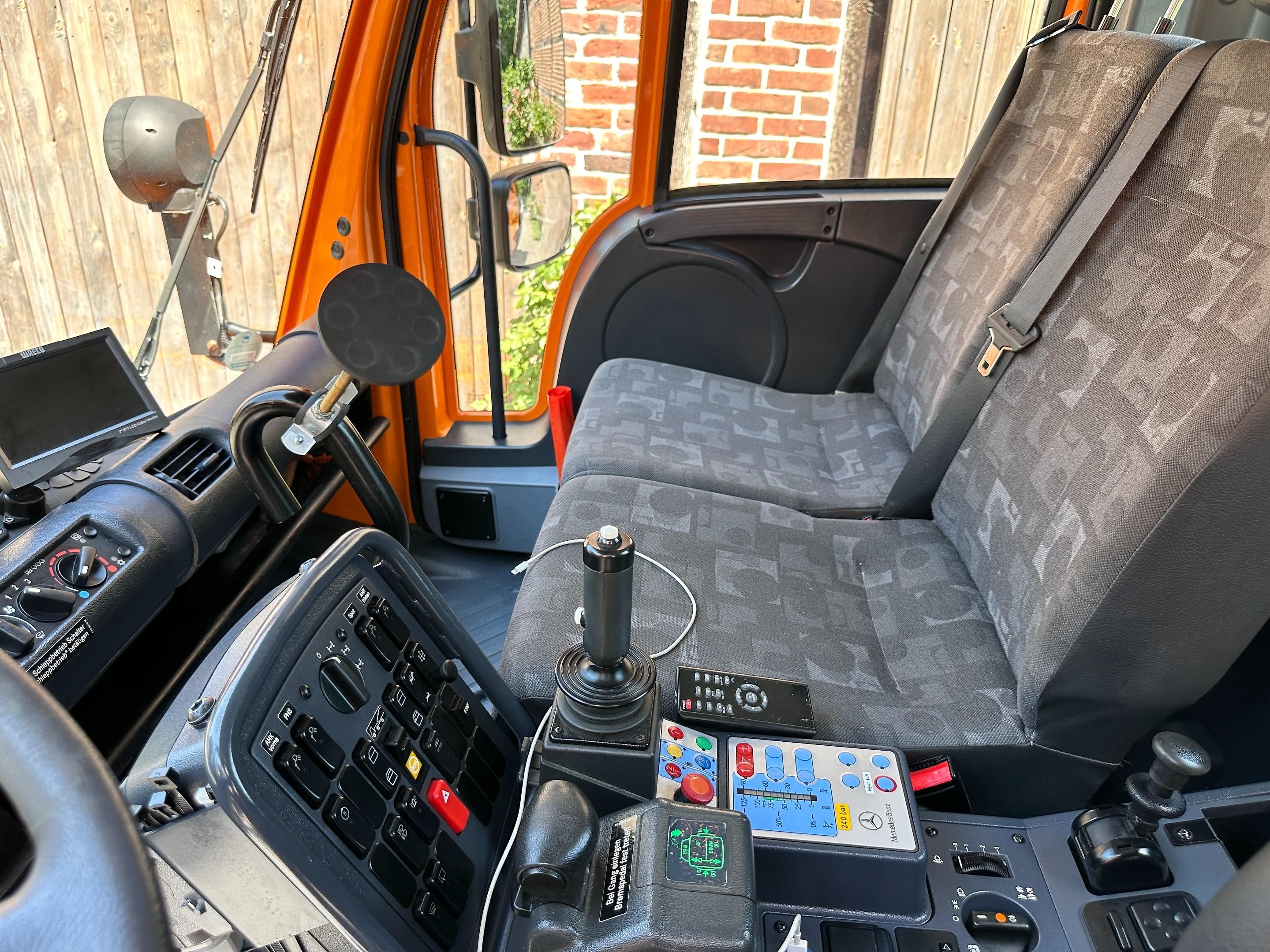 Unimog Mercedes-Benz U300 4x4
