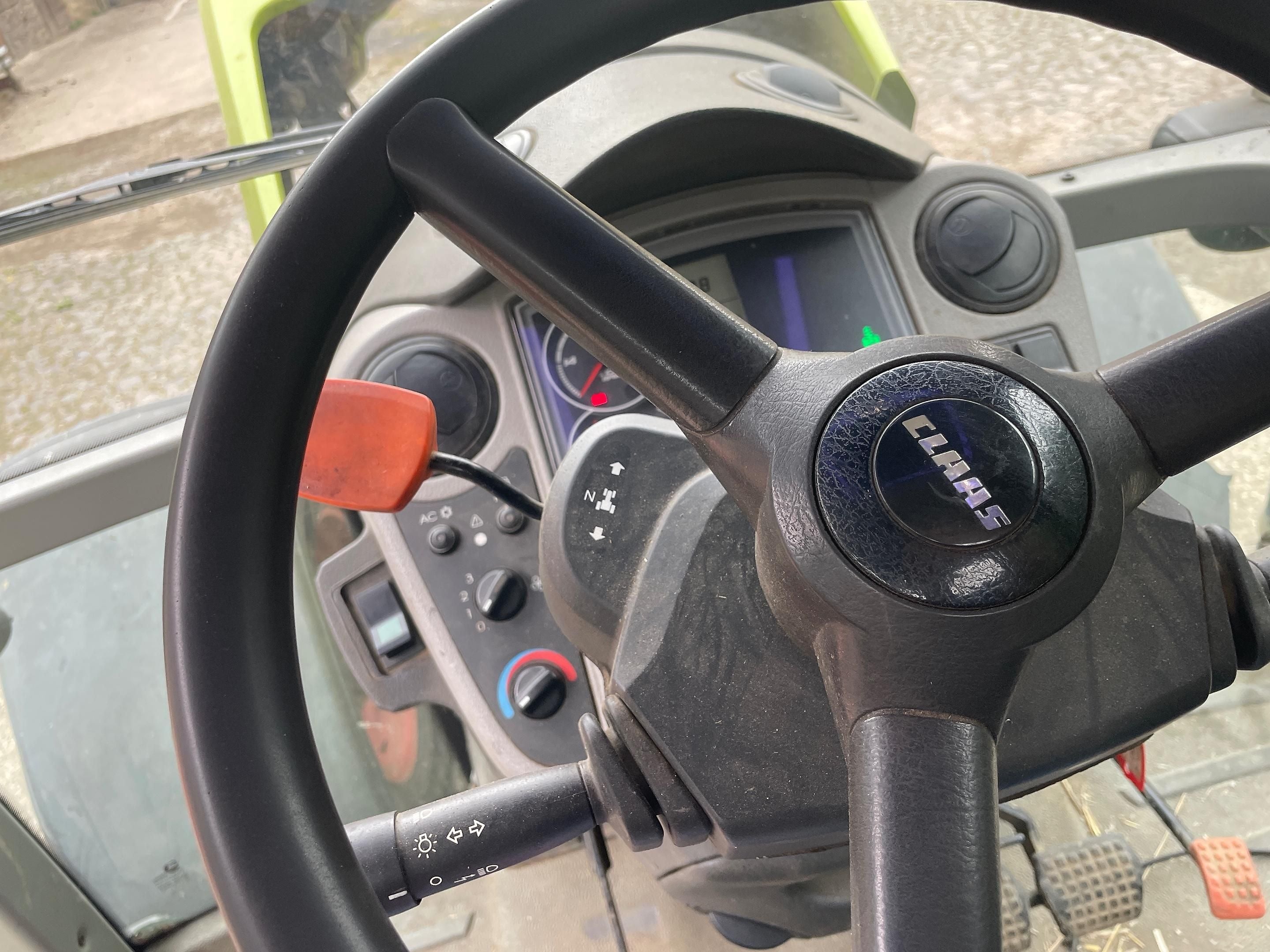 Tracteur Claas AXION 810 Cebis