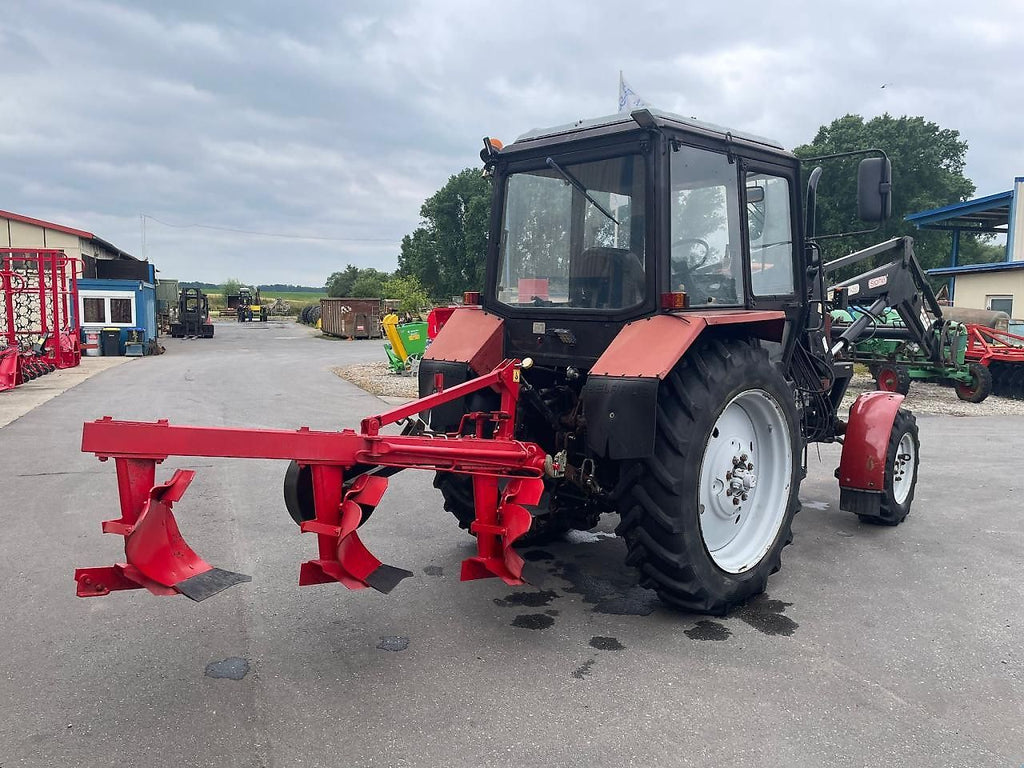 Tracteur Bélarus MTS 820 + FL + Charrue à betteraves 3 socs