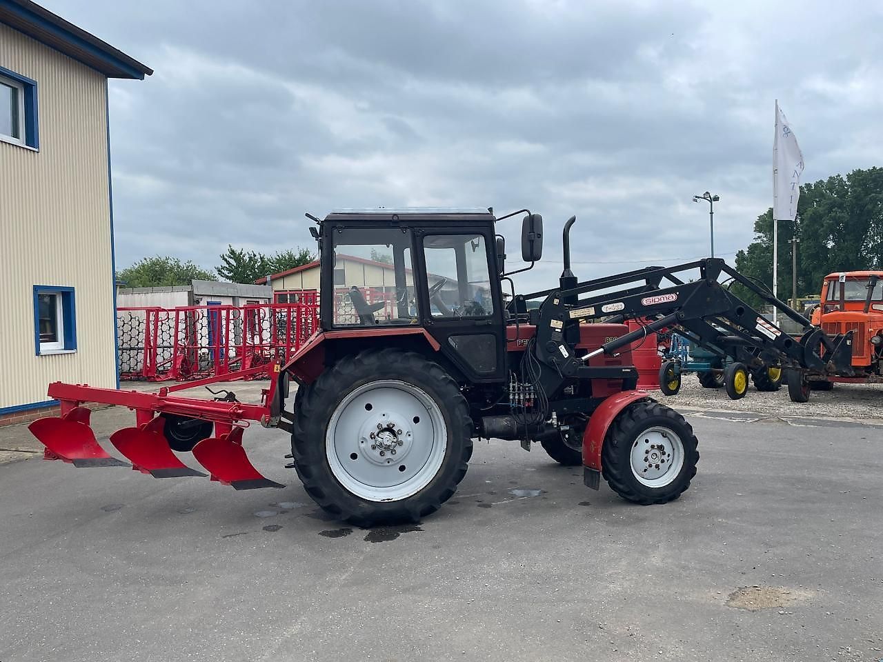 Tracteur Bélarus MTS 820 + FL + Charrue à betteraves 3 socs
